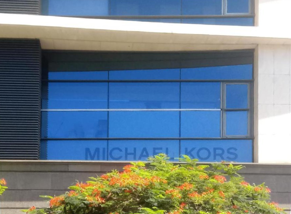 Instalación de vinilo con logo