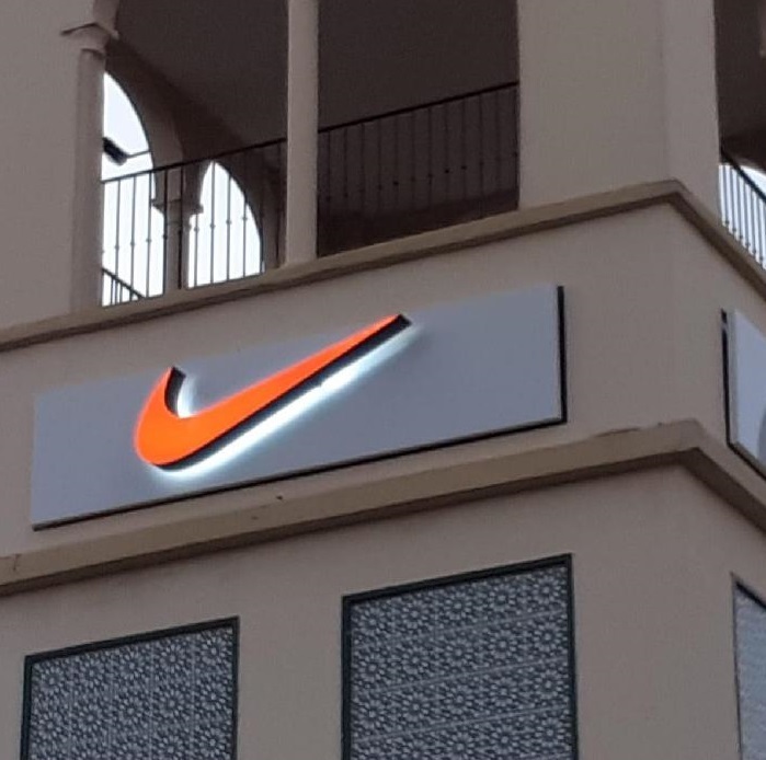 Instalación de logo luminoso exterior